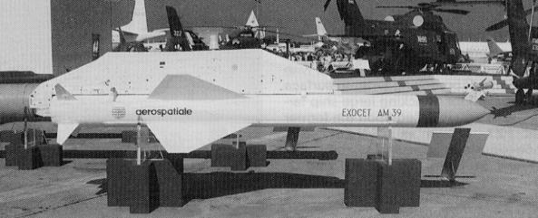 Foto en blanco y negro de un aviónDescripción generada automáticamente con confianza media